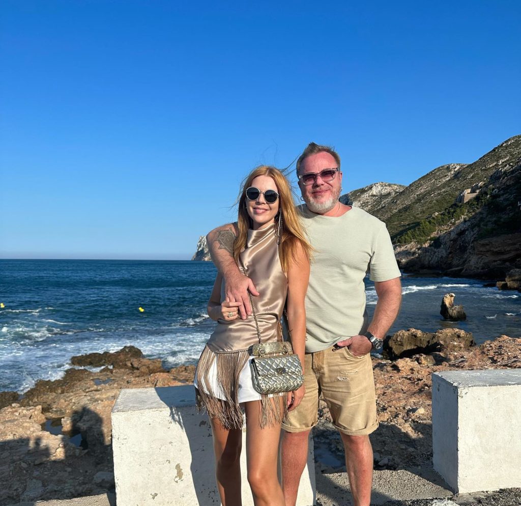 Жена Преснякова Наталья Подольская решила скатиться на лыжах с горы в Сочи