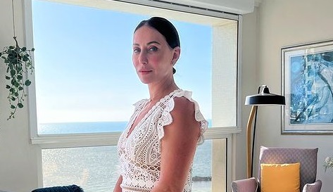 55-летняя телеведущая Алика Смехова опубликовала откровенное фото без одежды