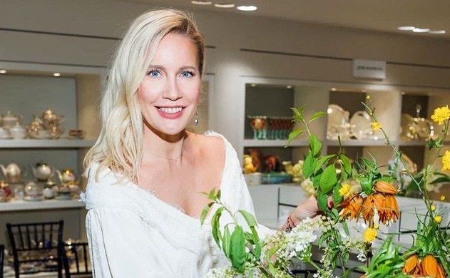 Елена Летучая вышла в свет в прозрачной блузке