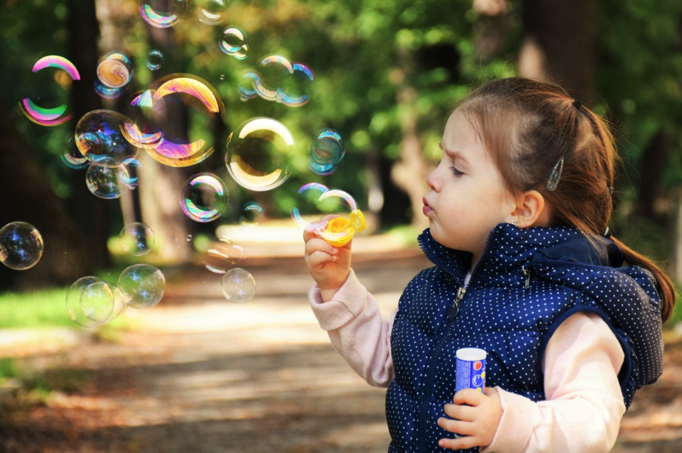Детский психолог объяснила, с какого возраста можно отпускать ребенка гулять без взрослых
