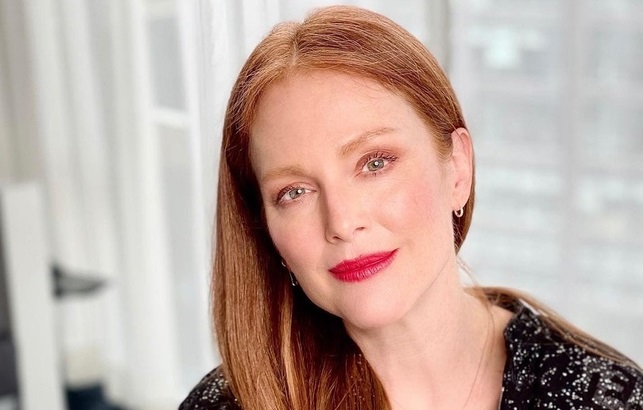 Актриса Джулианна Мур вышла в свет со взрослым сыном