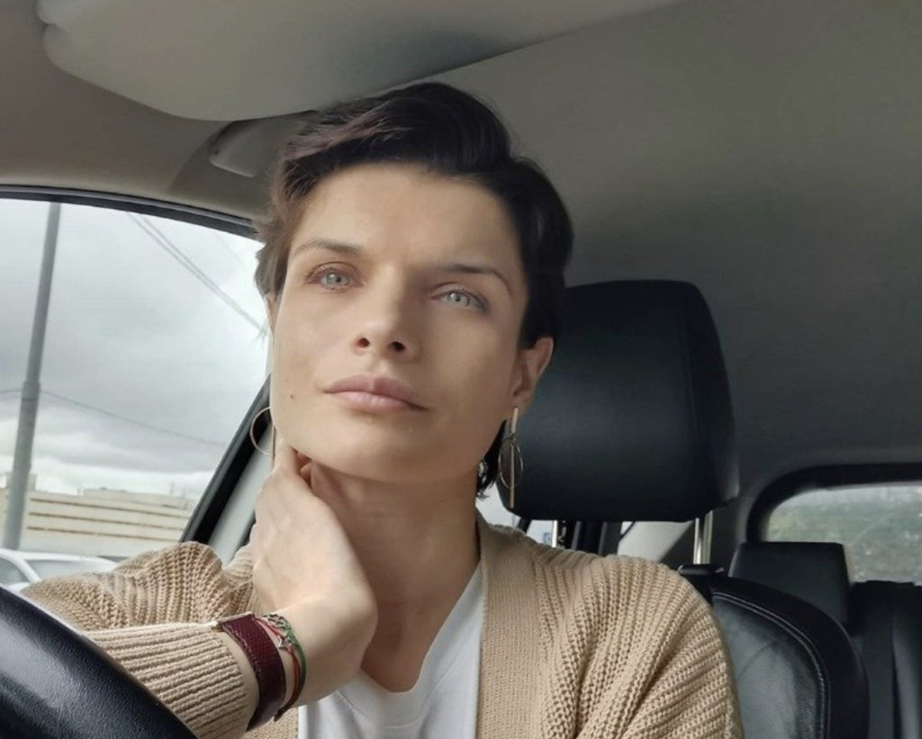 Актриса Анна Азарова объяснила, что покинула Россию 10 лет назад из-за болезни сына