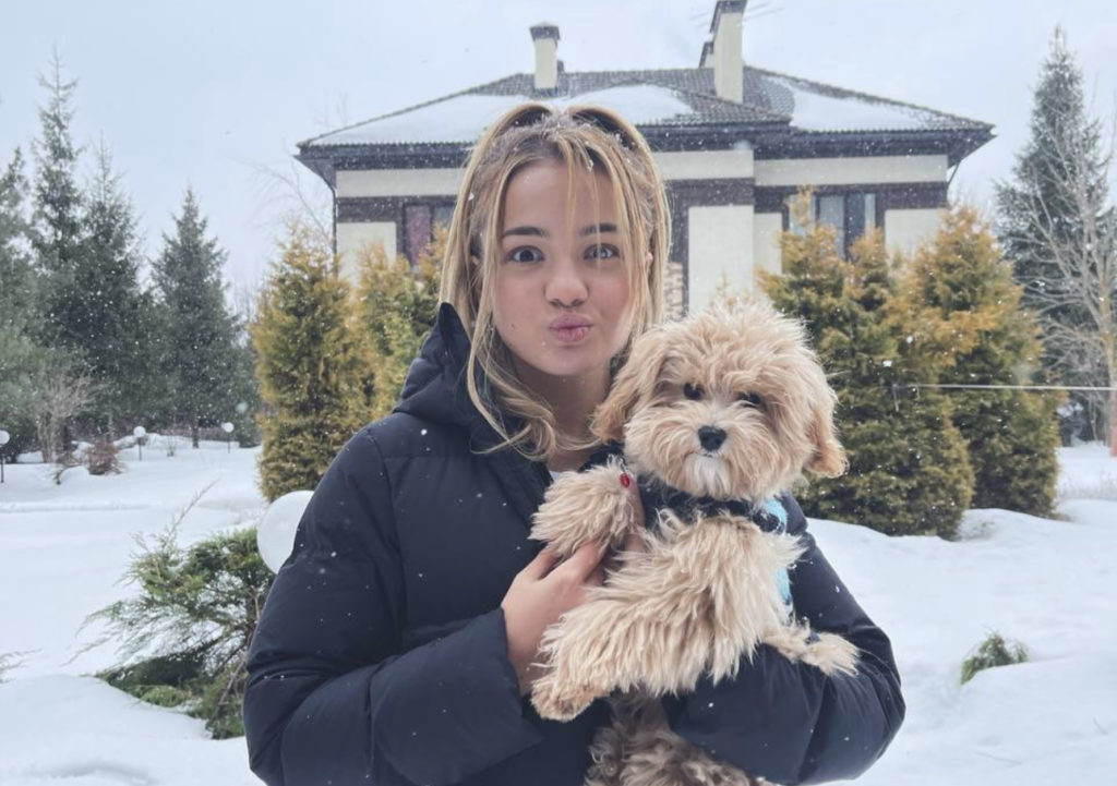 Валю Карнавал застали за поцелуями с рэпером Macan