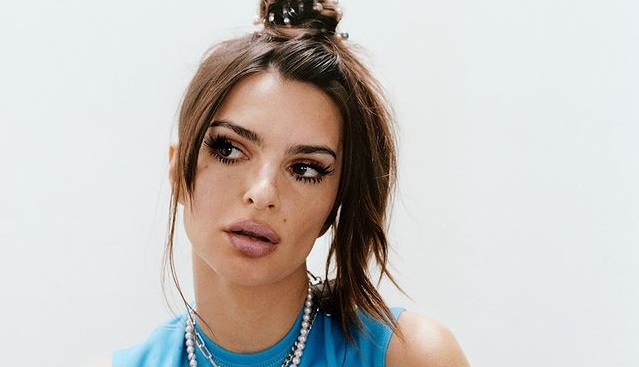 Модель Эмили Ратаковски устроила домашнюю фотосессию в бикини