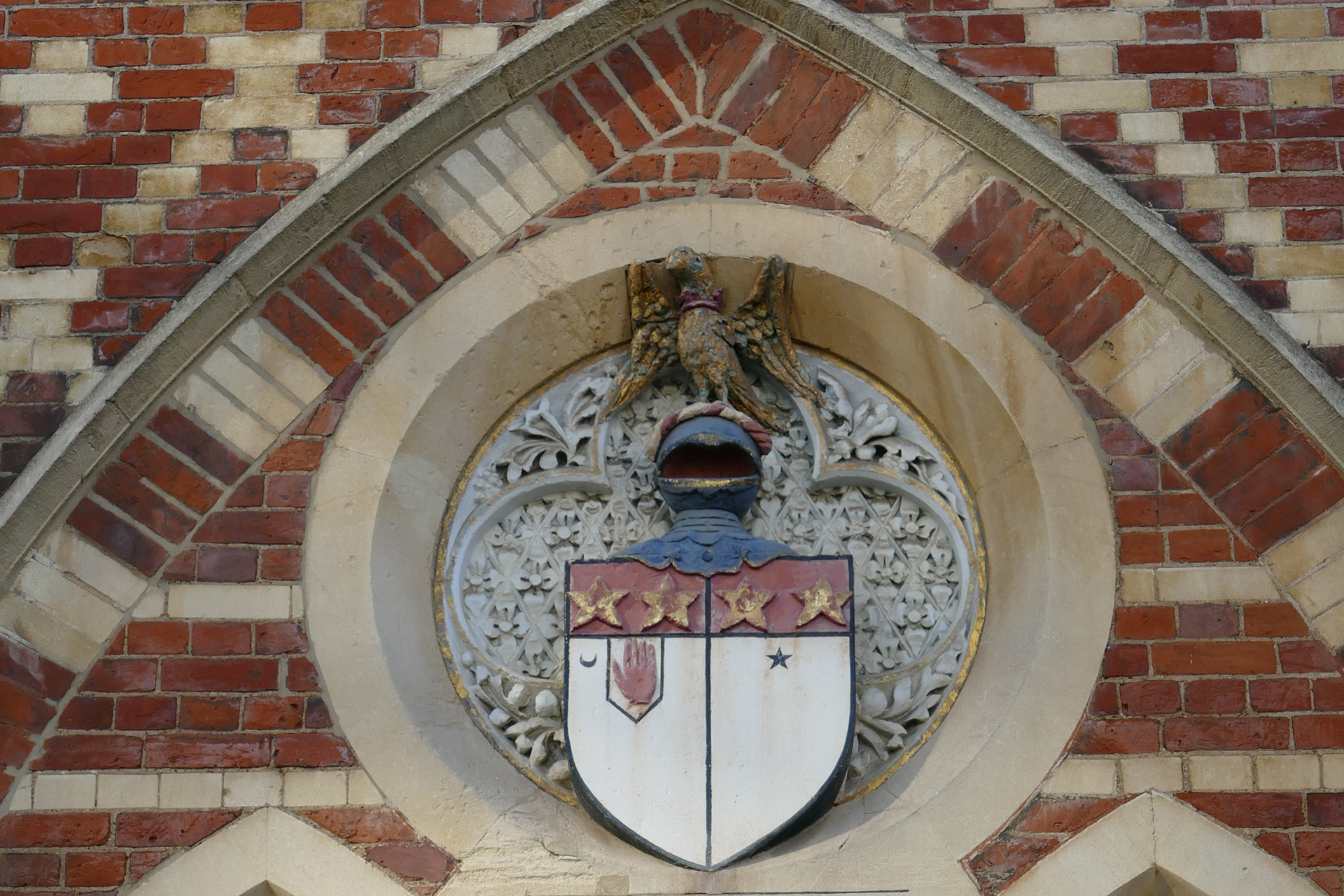 Завуча школы, в которой учились дети Кейт Миддлтон и принца Уильяма, обвинили в педофилии