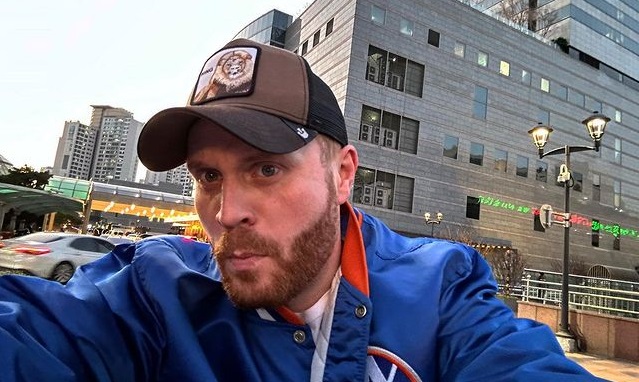 Комик Чебатков сравнил массовку на шоу «Однажды в России» с Джокером