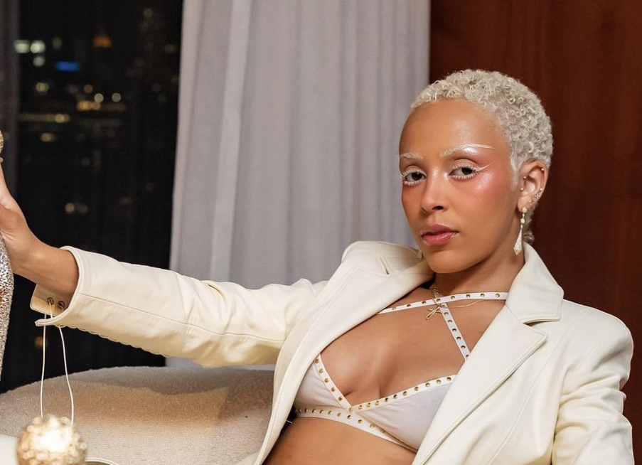 Рэперша Doja Cat похвасталась фигурой во время отдыха на яхте