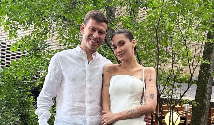 Беременная жена Федора Смолова похвасталась подарком от мужа за 500 тысяч рублей