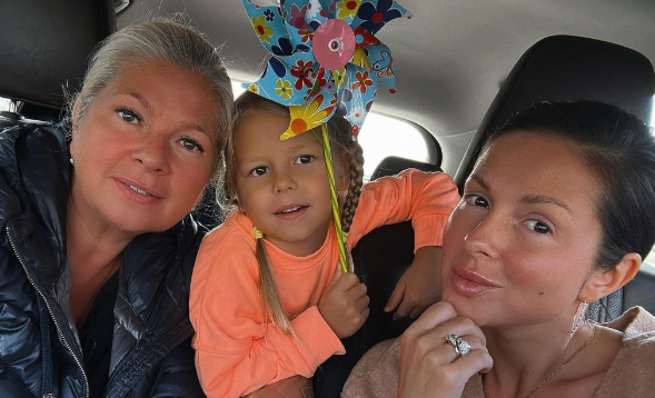 Нюша подарила маме сертификат на плавание с акулами и скатами в честь ее дня 56-летия