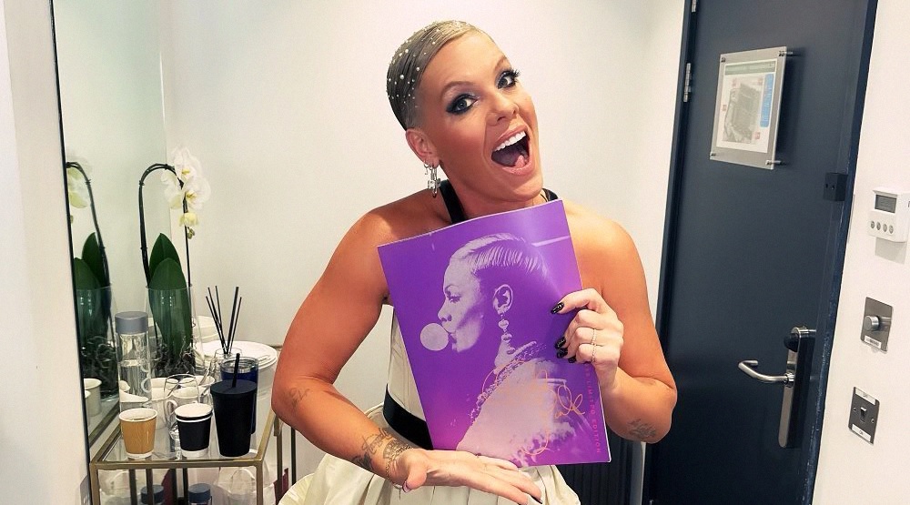 Поклонница певицы Пинк бросила к ее ногам прах своей матери во время концерта