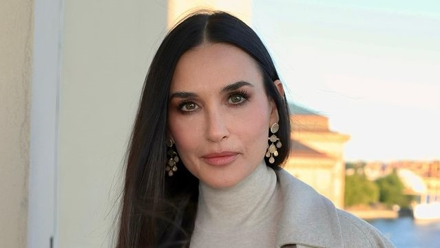 60-летняя актриса Деми Мур поделилась новыми снимками в бикини