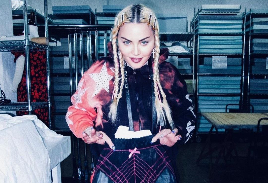 Мадонну заметили во время прогулки в Нью-Йорке после выписки из больницы