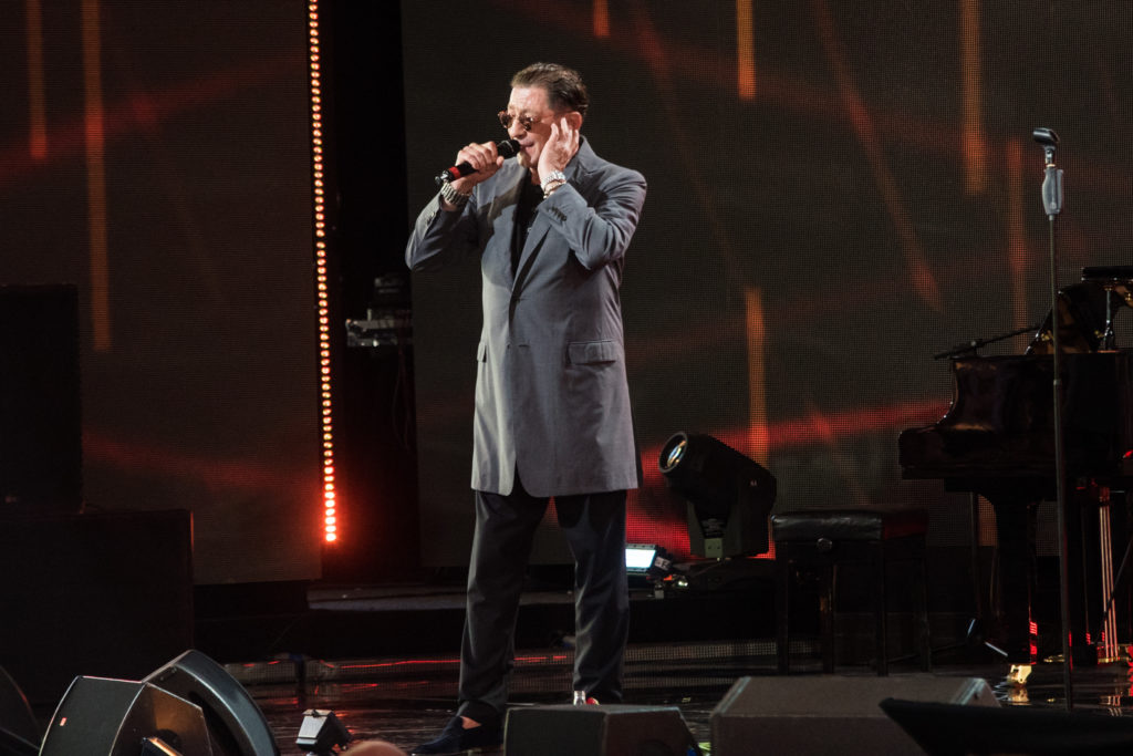 Григорий Лепс рассмешил зал подаренным ему портретом на концерте