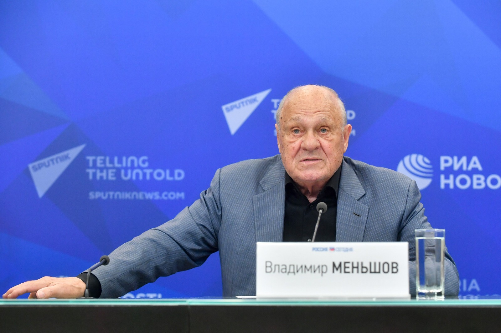 Харатьян вспомнил, как Владимир Меньшов отказался вручать приз «подлому фильму»