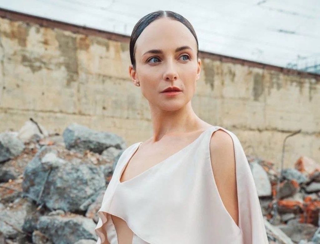 Актриса Анна Снаткина показала фигуру в розовом купальнике на Мальдивах