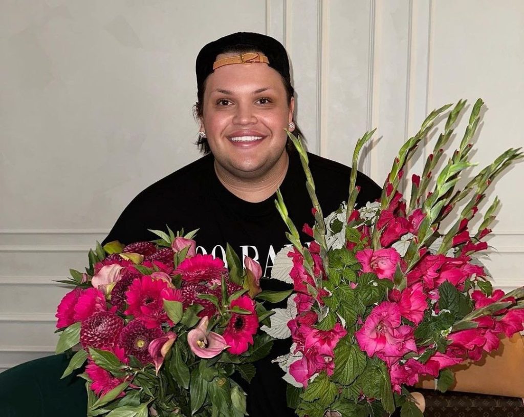 Блогеру Игорю Синяку отказались делать маникюр в салоне Казахстана