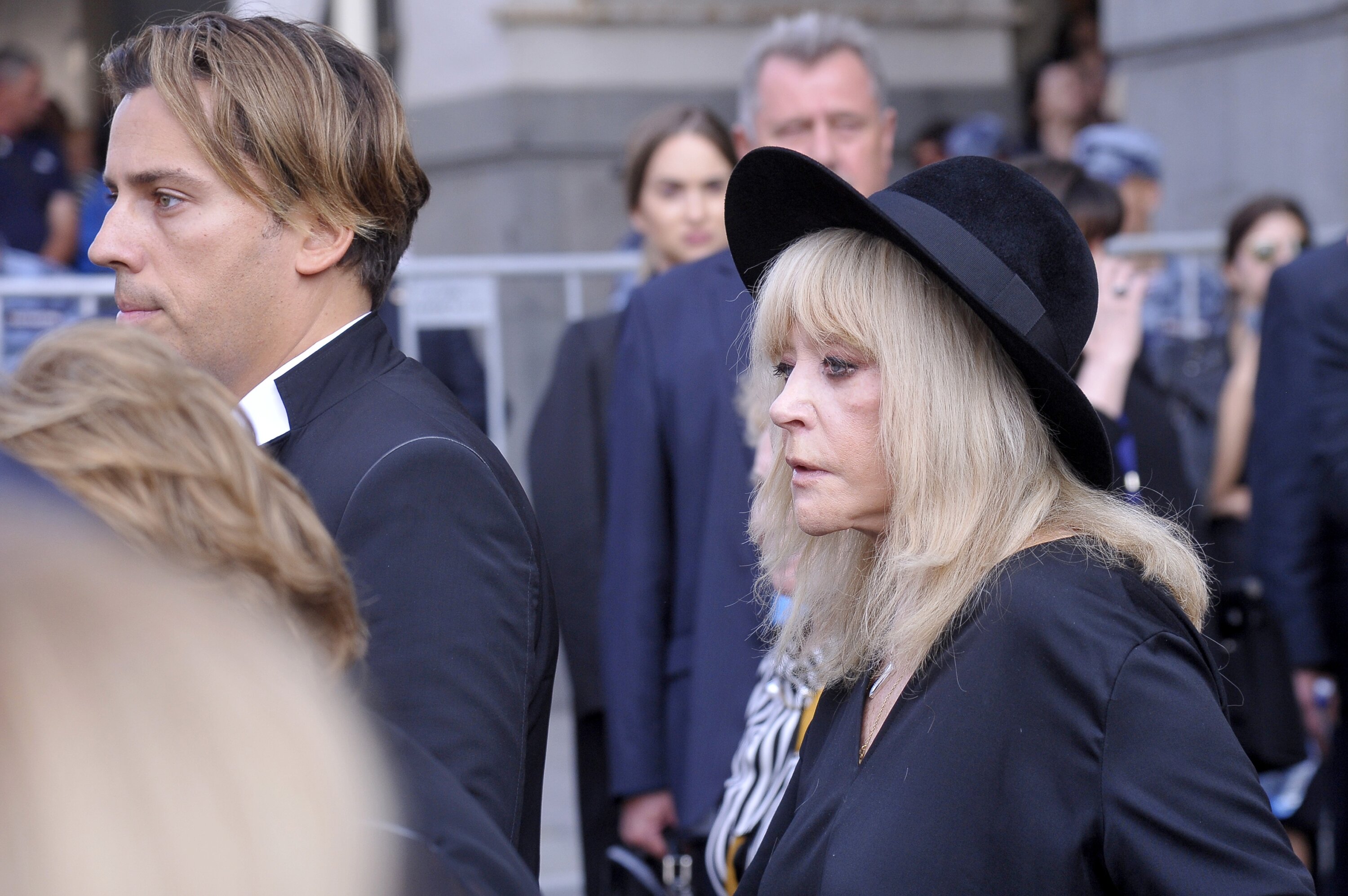 Александр Шоуа призвал оставить в покое покинувшую Россию Пугачеву