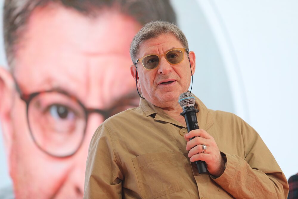 SHOT: психолог Лабковский подал в суд из-за незаконной продажи его книг