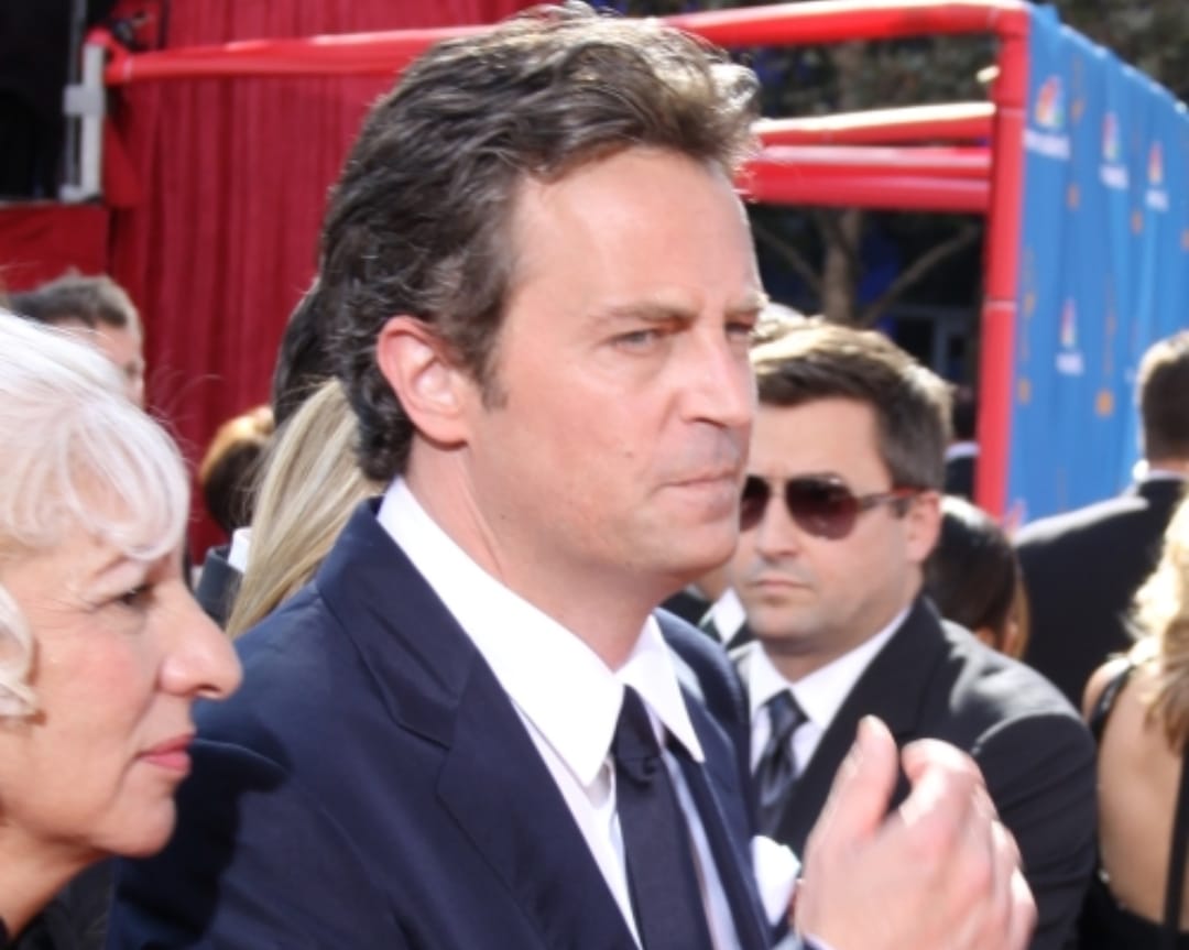 Актеров «Друзей» решили на приглашать на «Эмми», где почтили память Мэттью Перри