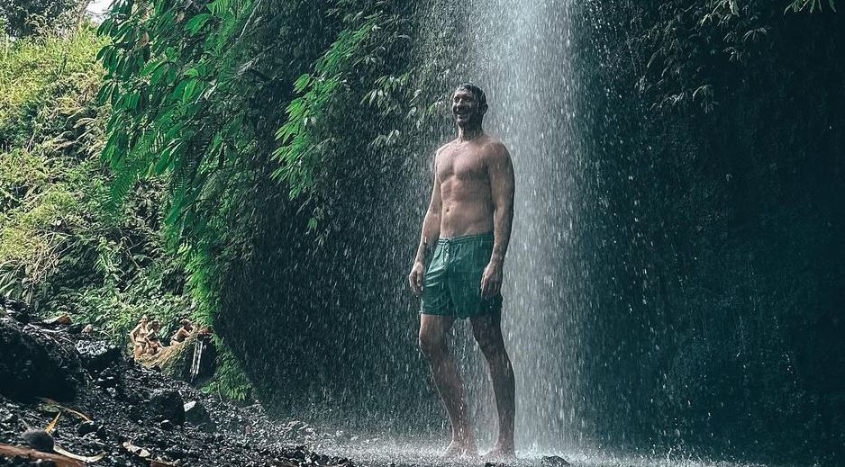 Сергей Лазарев показал рельефный пресс на фоне водопада