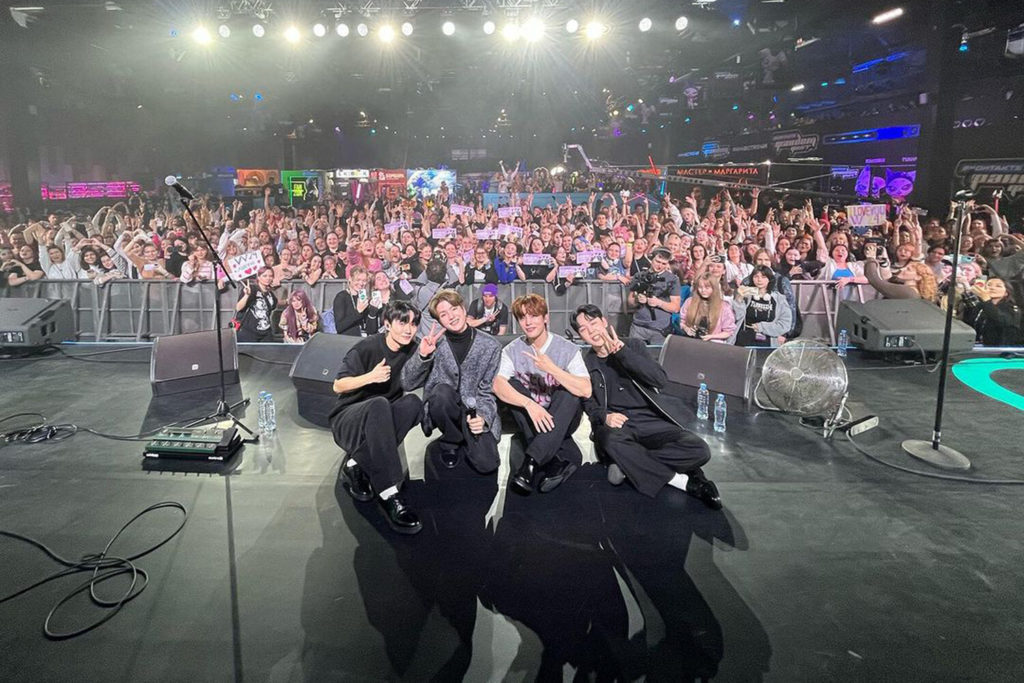 Южнокорейская группа W24 призналась в любви песне «Миллион алых роз»