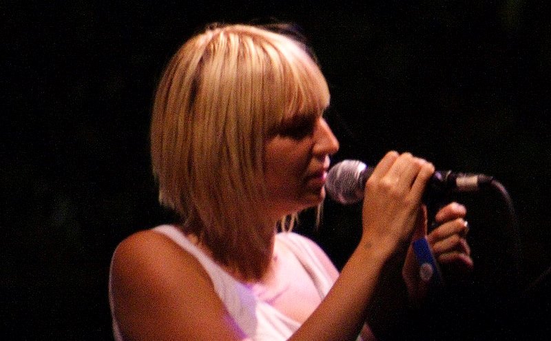 Певица Sia опубликовала видео самарской парочки, танцующей под ее песню на фоне «Пятерочки»