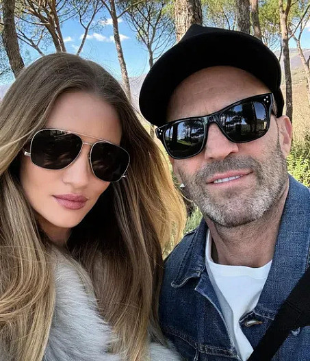 Роузи Хантингтон-Уайтли улетела покорять Италию с актером Джейсоном Стэйтемом