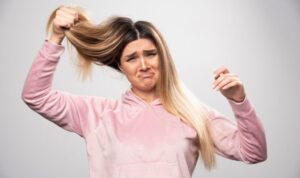 Девушка недовольна своими волосами