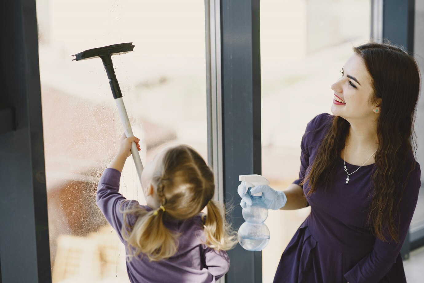 Мама с дочкой моют окна