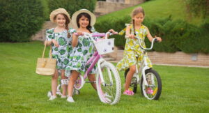 Девочки катаются на велосипедах