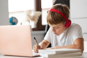 Мальчик решает задачи в режиме онлайн