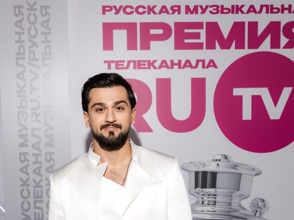 Певец Jony отверг Ольгу Бузову, признавшись, что хочет девушку помладше