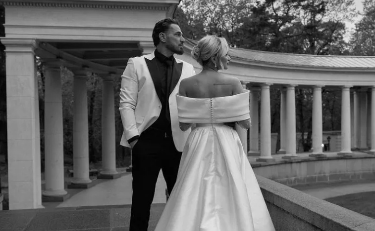 Курбан Омаров показал беременную жену Валерию в свадебном платье