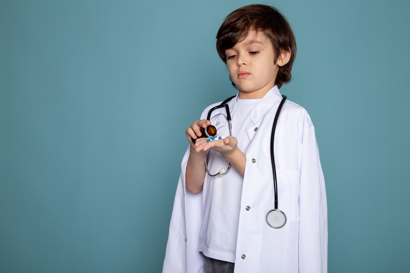 ребенок мальчик врач медицинский халат игра