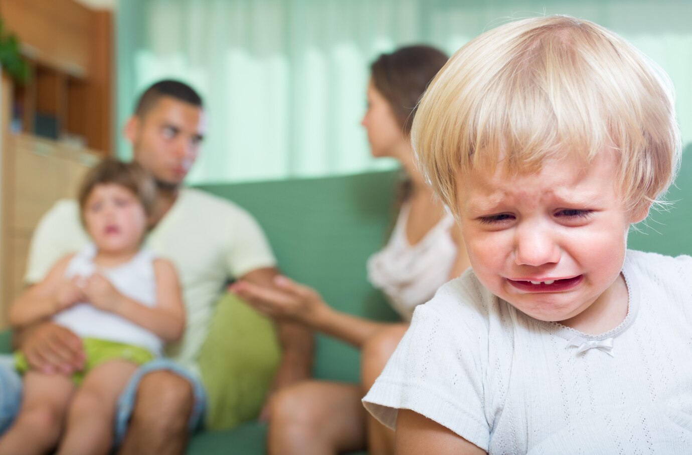 Ребенок плач ссора семья родители развод