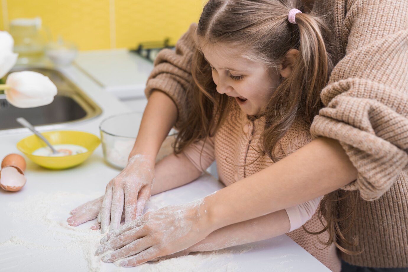 девочка моет руки с мамой