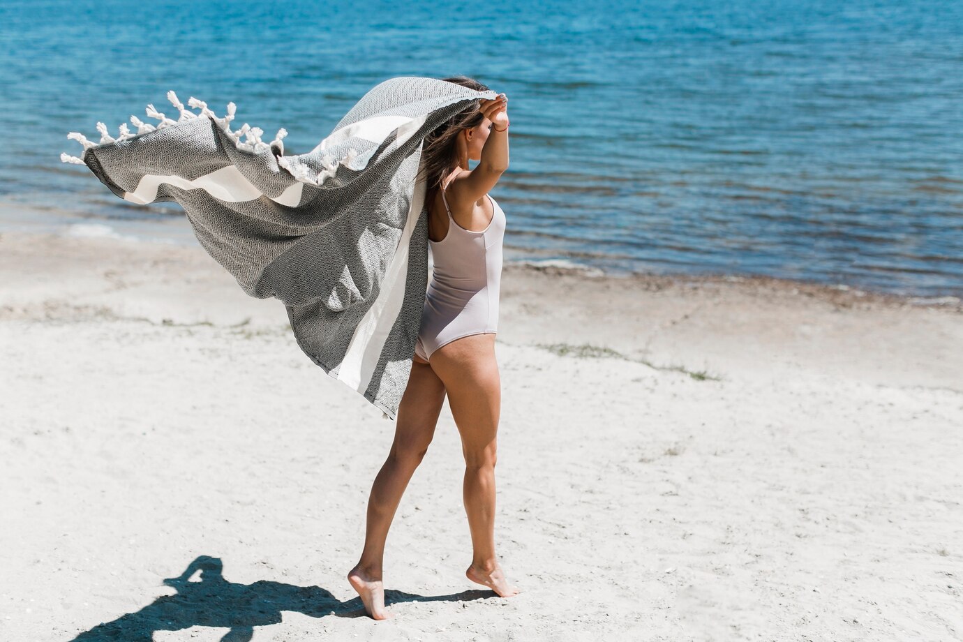 Пляж море девушка купальник берег