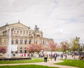 Сын британского миллионера Скотта проиграл суд за наследные миллионы его уборщице