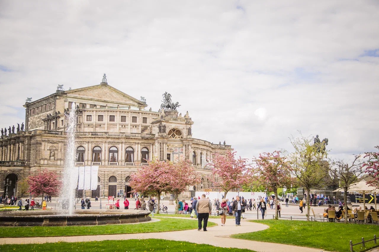 Сын британского миллионера Скотта проиграл суд за наследные миллионы его уборщице