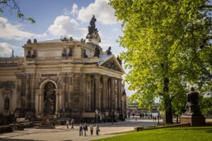 Россияне на майские праздники планируют улететь в Стамбул и Мале