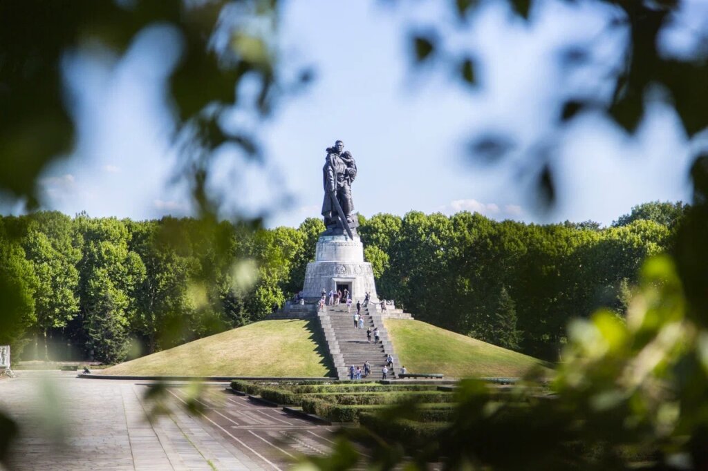 «Прическа деда»: Тиффани Трамп вышла в свет с маленьким сыном