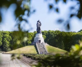 «Прическа деда»: Тиффани Трамп вышла в свет с маленьким сыном