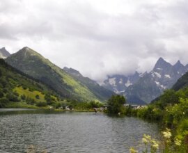 Актриса Шэрон Стоун снялась в купальнике у бассейна