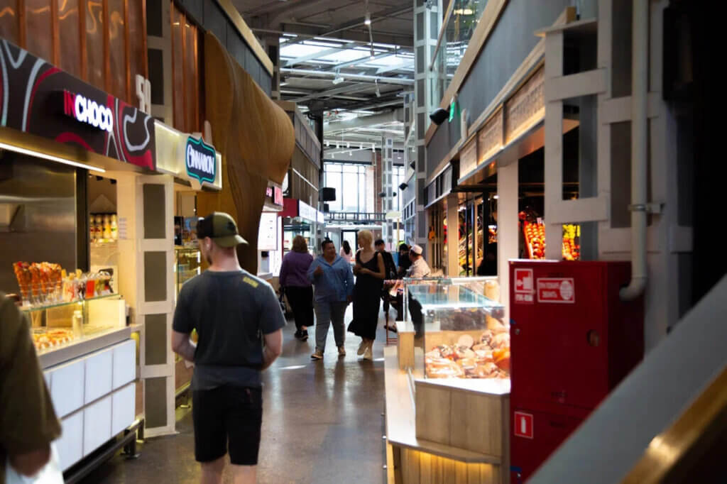 Новая причёска 17-летнего сына Джоли напомнила её культовый образ 90-х