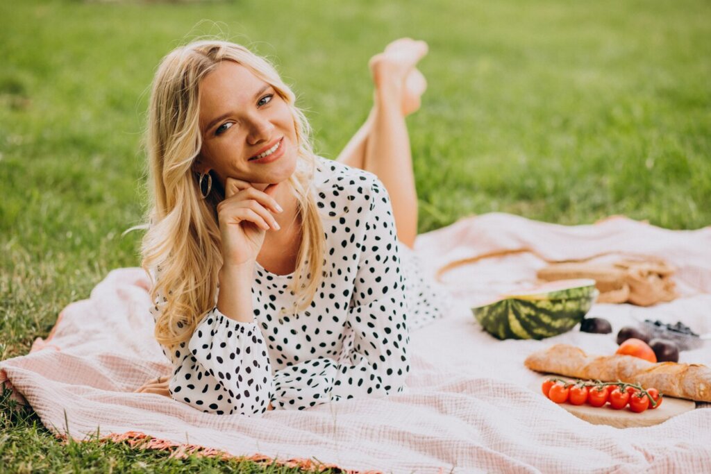 Как стильно одеться девушке на природу