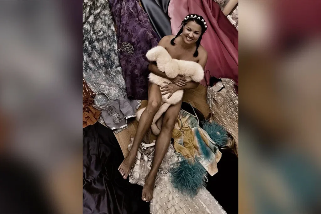 Анна Нетребко показала снимки в ночнушке без белья на балконе