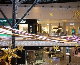 Актриса Николь Кидман в платье с перьями вышла на подиум в Париже