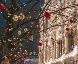 Модель Роузи Хантингтон-Уайтли покидает с семьей свой дом в Лондоне