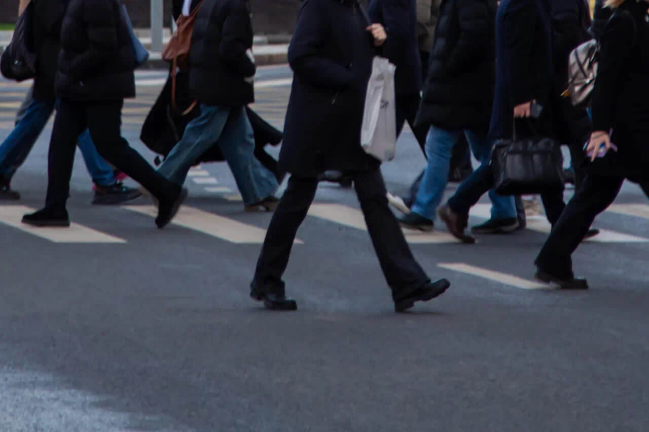 Модная в 2000-х комбинация укороченного свитера с джинсами клеш стала трендом