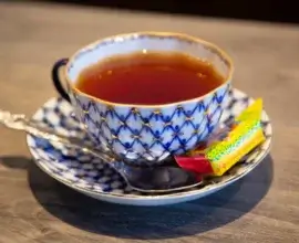 Стоматолог Цыбина назвала напиток, окрашивающий зубную эмаль сильнее кофе